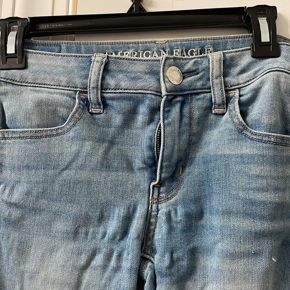 Size 4 light wash American Eagle Jeans - Picture 2 of 2